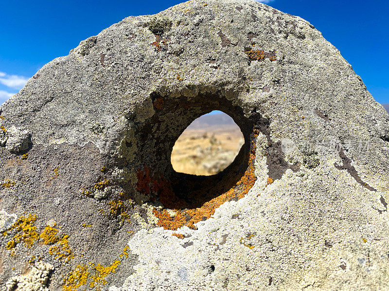 “巨石阵，卡拉胡吉，Zorats Karer”——坐落在一块布满石头的田野上，由许多巨大的、有洞的站立的石头组成。